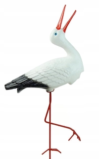 Malý bocian s otvoreným zobák - záhradný figurín