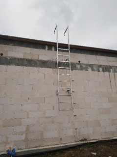 Rebrík -  Evakuačný rebrík na streche. Žiadny kôš 750 cm 24 hodín