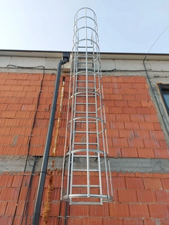 Rebrík - Strešový rebrík, evakuácia + kôš. 392,5 cm. 24 hodín