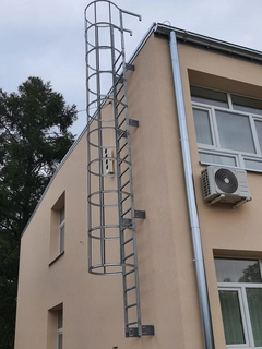 Rebrík - Strešový rebrík, evakuácia + kôš. 667,5 cm. 24 hodín