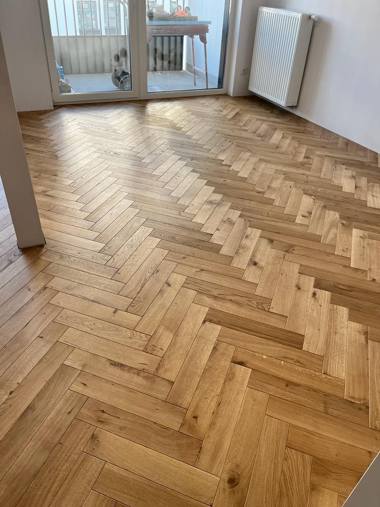 Klasická drevená dubová podlaha rybia kosť