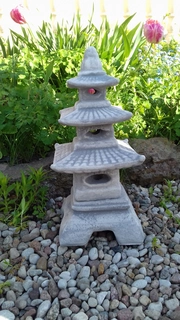 Postavy záhradnej pagody, japonskej lampy, lucerny