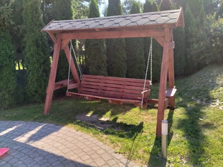 Záhradná hojdačka - Záhradná hojdačka so strechou. Záhradné posedenie z dreva