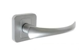 Kľučky na dvere - Feniks manipuluje s Chrome Mat G6 Sign Square. Nomet