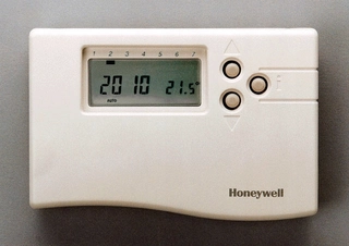Programovateľný regulátor termostat CM17 Honeywell