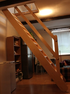 Borovicové schody nastaviteľné s podkrovným zábradlím 330x80