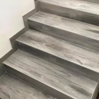 Schody podobné sivému dreve 100x30 R10