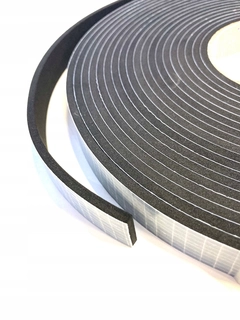 Tesnenie dverí - Samolepiace tesnenie EPDM 4mm x 20mm x 10m