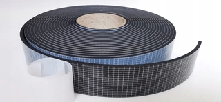 Tesnenie dverí - EPDM tesnenie hrúbky 4 mm, čierne 80 mm / 10 m