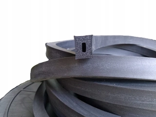 Tesnenie dverí - SP-95 penové tesnenie EPDM 20X15 POROES GUM