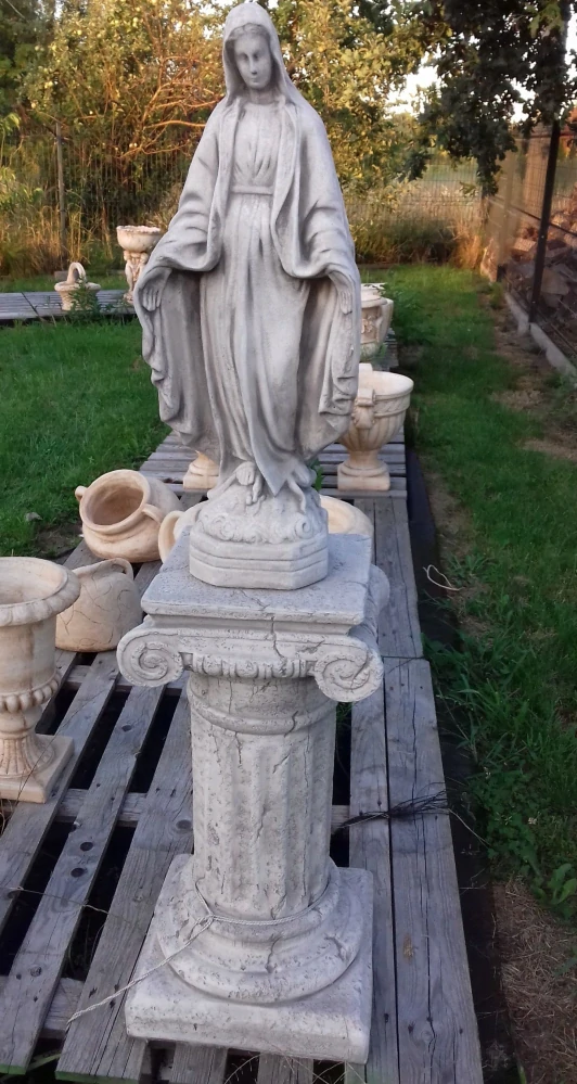 Záhradná betónová socha Panny Márie na stĺpe 149 cm – mrazuvzdorná sakrálna figúra Matka Božia