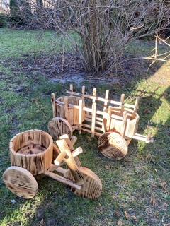 Kvetináč na terasu - bicykel s dreveným záhradným vozíkom.VÝROBCA záhon