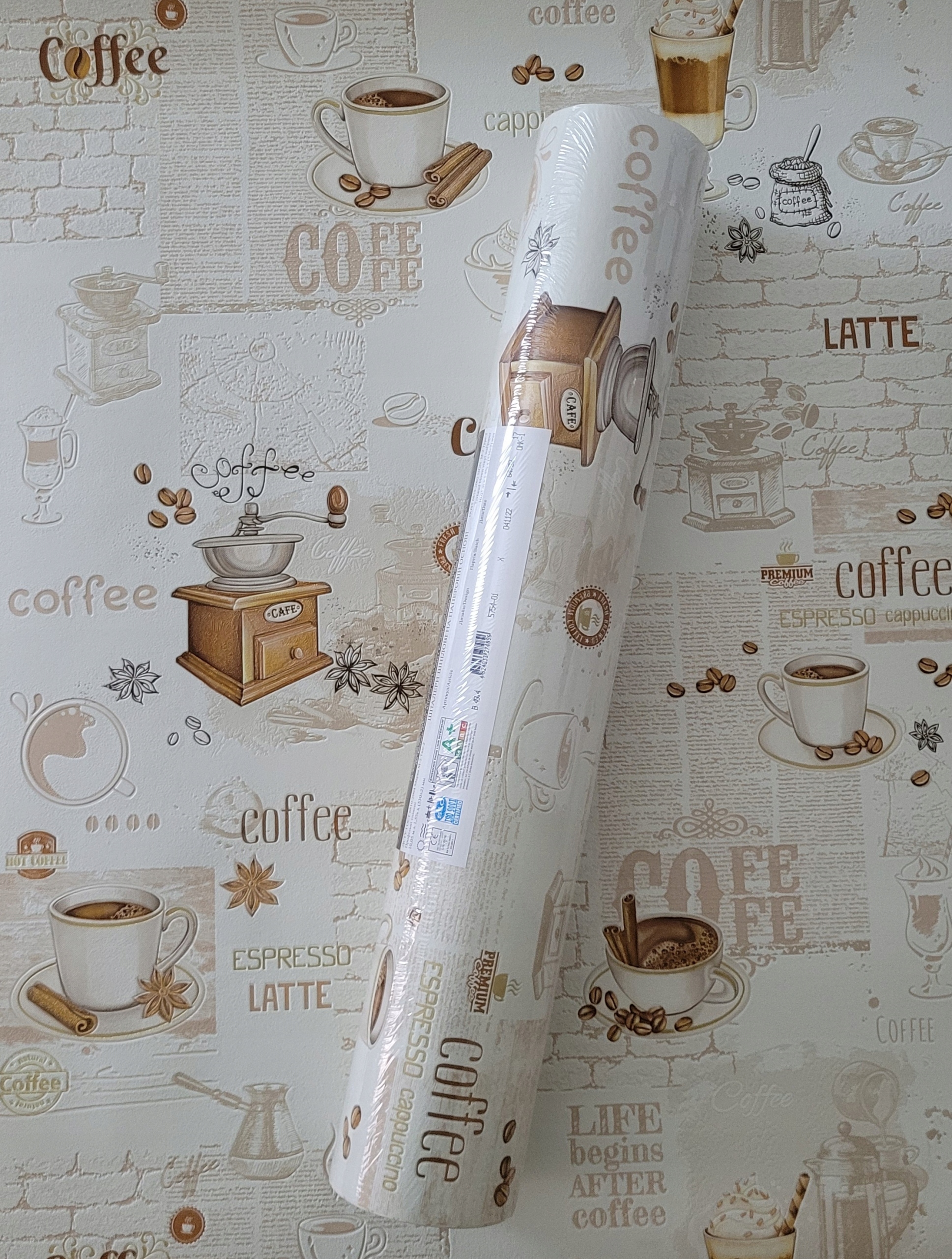 Béžová tapeta do kuchyne s nápismi cappuccino